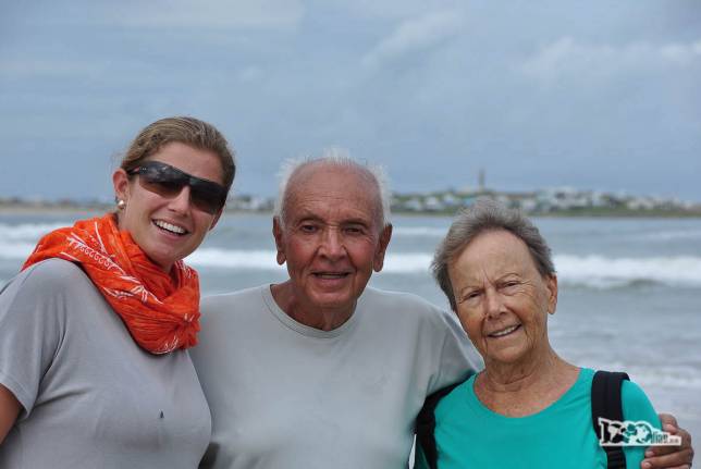 A Ana com seus sogros, o Joca e a Ixa, na praia de Cabo Polonio, no litoral do Uruguai